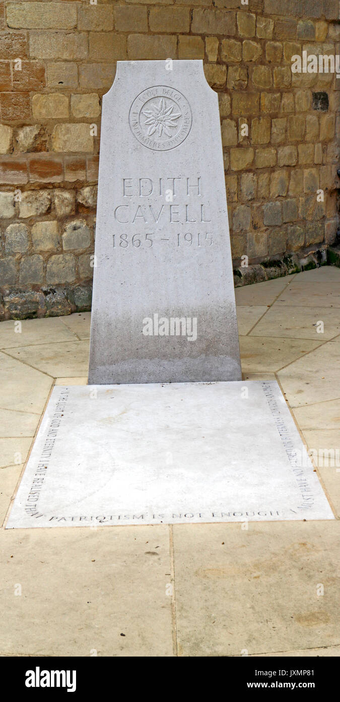 C'est la tombe d'Edith Cavell, dans le livre vert de la vie à la cathédrale de Norwich, Norfolk, Angleterre, Royaume-Uni. Banque D'Images