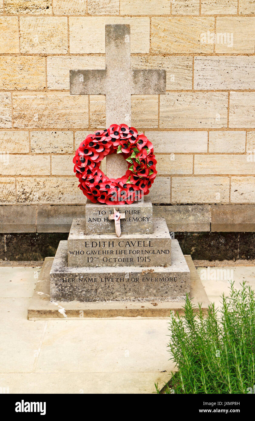 Une pierre d'Edith Cavell, dans le Livre vert de la vie à la cathédrale de Norwich, Norfolk, Angleterre, Royaume-Uni. Banque D'Images