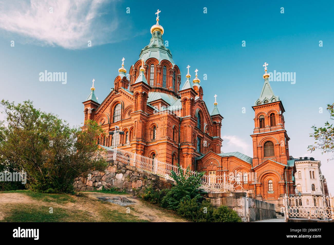Helsinki, Finlande. La Cathédrale Orthodoxe Uspenski à flanc de coteau sur la péninsule Katajanokka, surplombant la ville. Église de brique rouge en été journée ensoleillée, Popul Banque D'Images