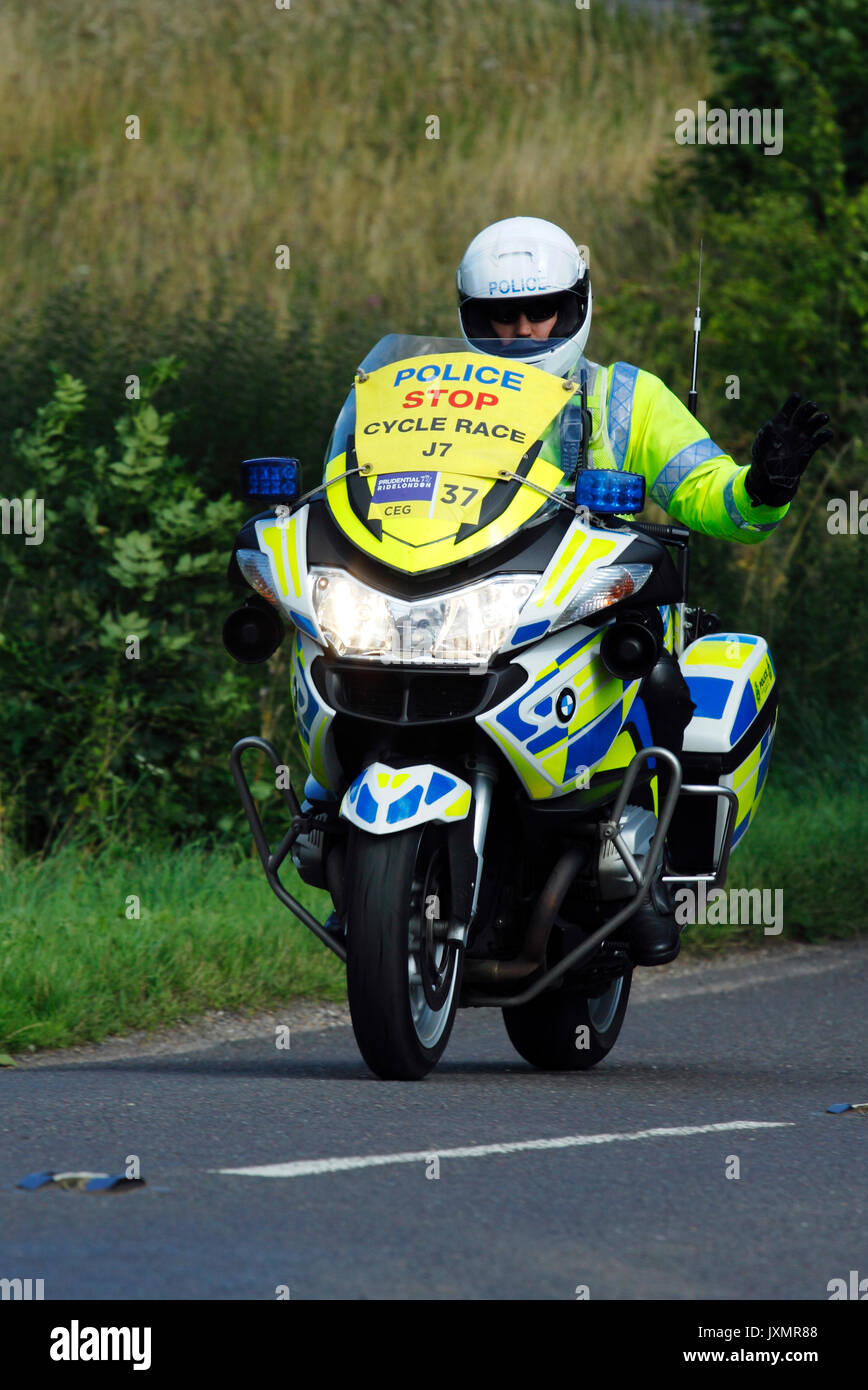 Moto de police précurseur pour la Prudential Ride London Surrey Cycle classique 30 juillet 2017 Course de Ranmore Common Road Surrey Hills UK Banque D'Images