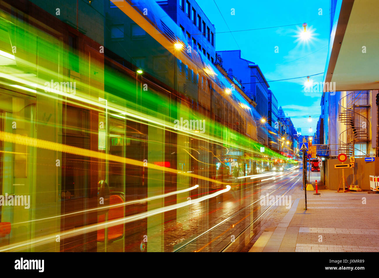 Helsinki, Finlande. Départ à partir de l'arrêt de tramway sur la rue Aleksanterinkatu à Helsinki. Vue de nuit dans la rue Aleksanterinkatu Kluuvi District dans Evenin Banque D'Images