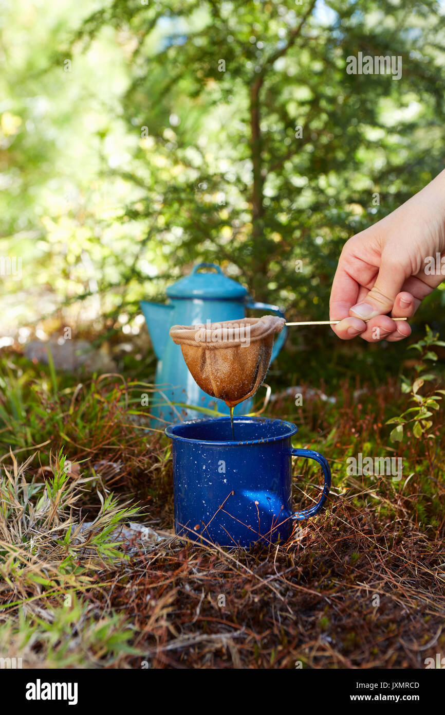 Femme faire le café en forêt, close-up, Colgate, forêt sauvage du Lac Parc Catskill, New York State, USA Banque D'Images Femme faire le café en forêt, close-up, Colgate, forêt sauvage du Lac Parc Catskill, New York State, USA Banque D'Images