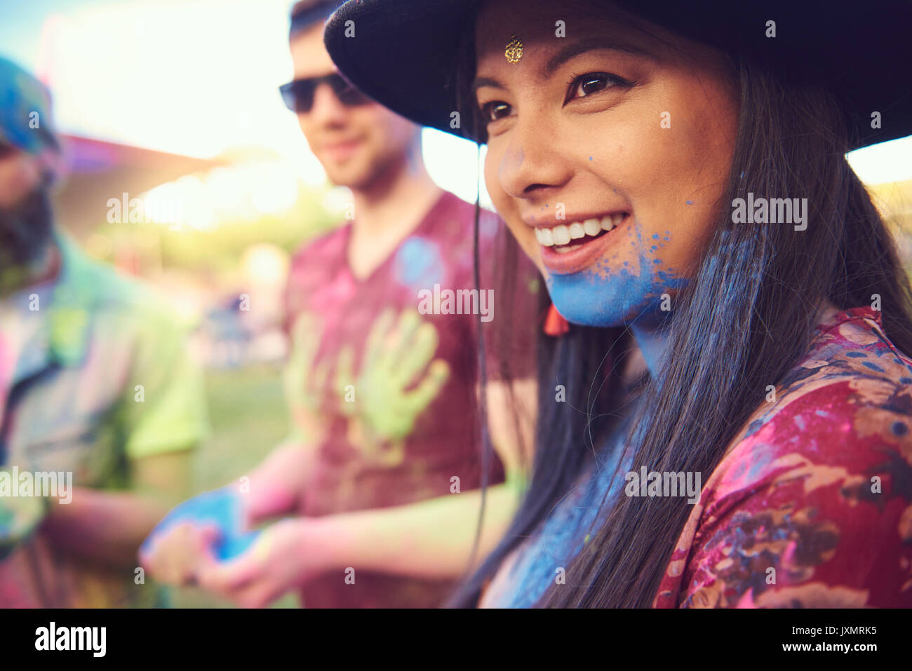 Jeune femme boho avec poudre de craie bleu sur le menton au festival Banque D'Images