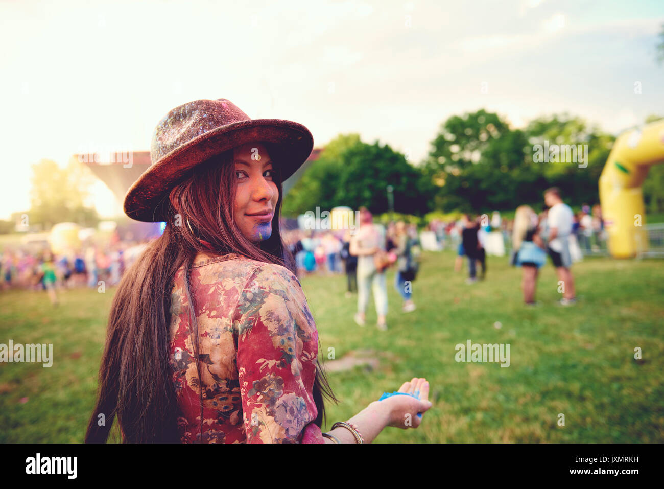 Portrait de jeune femme boho avec poignée de poudre de craie bleue au festival Banque D'Images