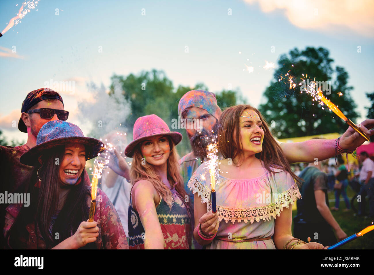 Les jeunes adultes traités dans la poudre de craie de couleur danse avec cierges au festival Banque D'Images