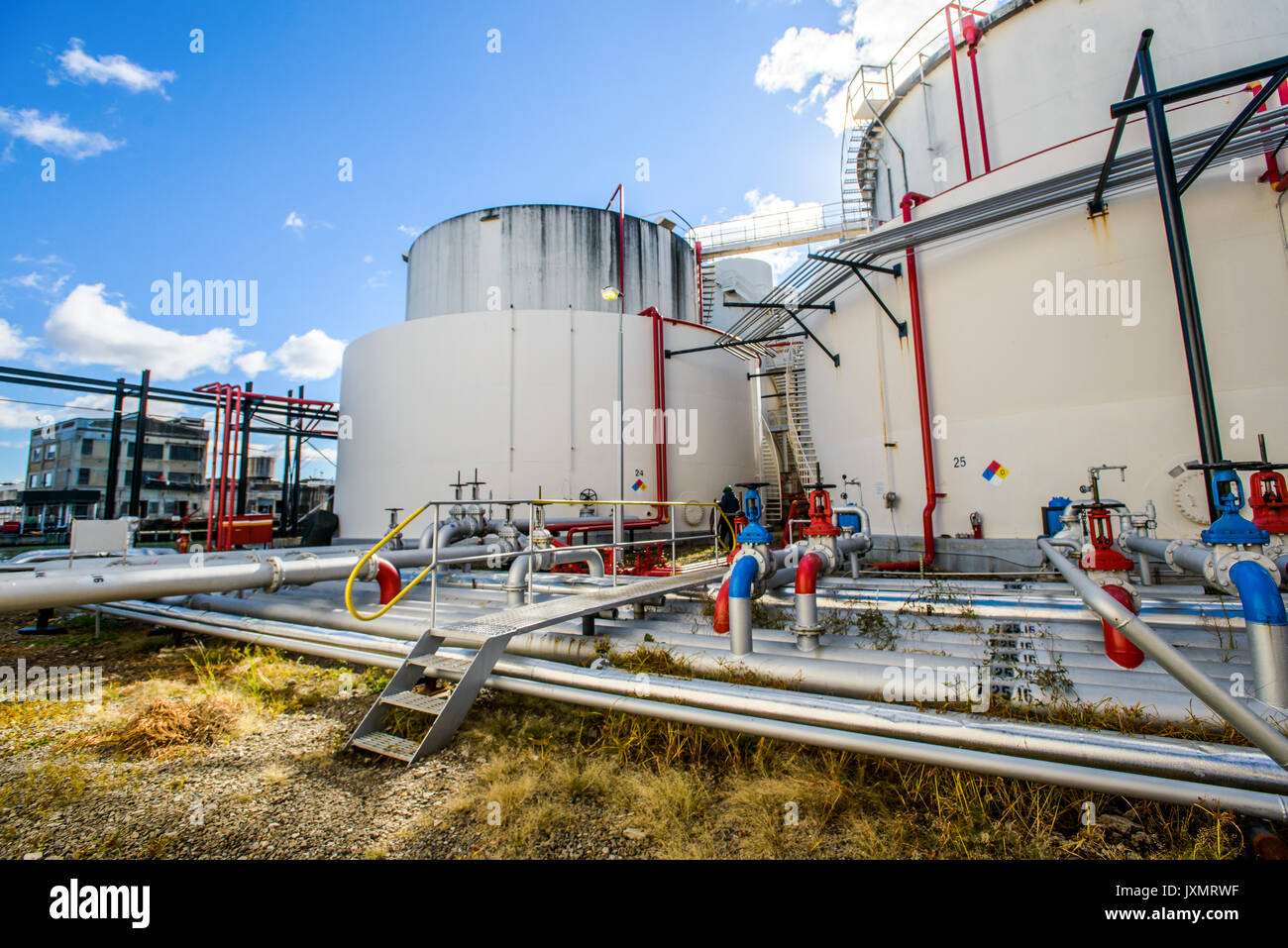Les réservoirs de stockage et les tuyaux au niveau de l'usine industrielle de biocarburants Banque D'Images