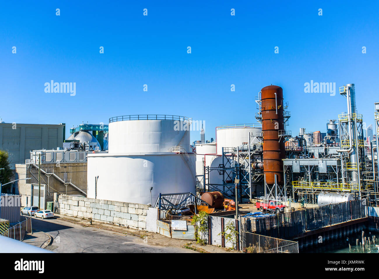 Portrait de réservoirs de stockage et les tuyaux au niveau de l'usine industrielle de biocarburants Banque D'Images