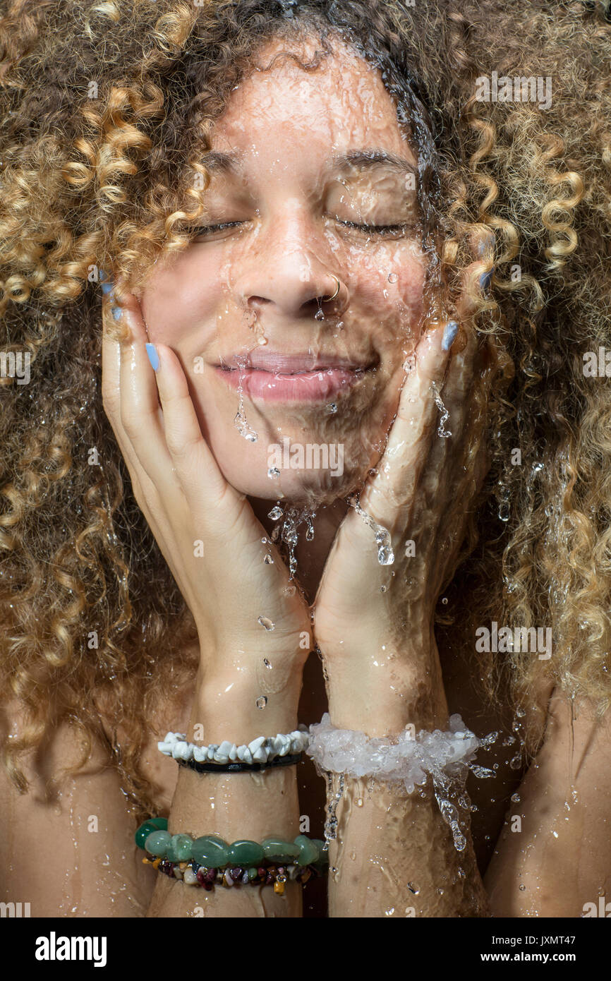 Femme aux projections d'eau sur le visage Banque D'Images