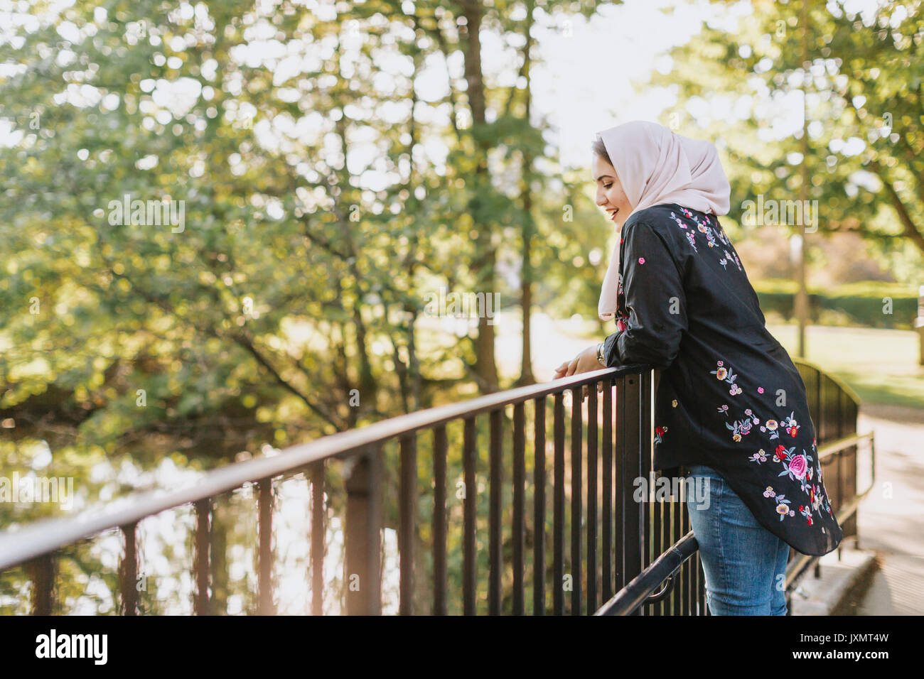 Jeune femme portant le hijab sur le pont à la recherche de là à voir Banque D'Images