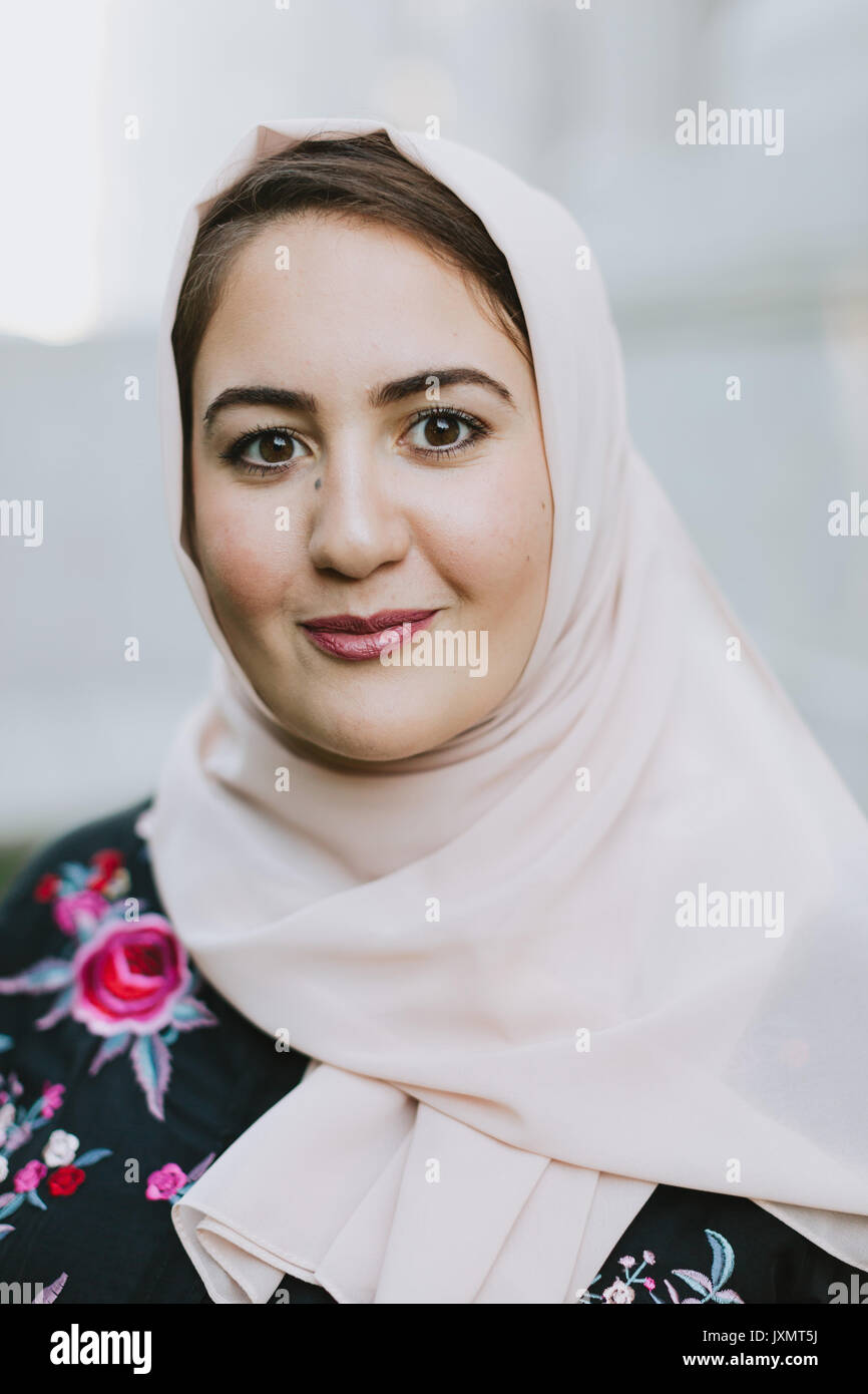Portrait of young woman wearing hijab smiling at camera Banque D'Images