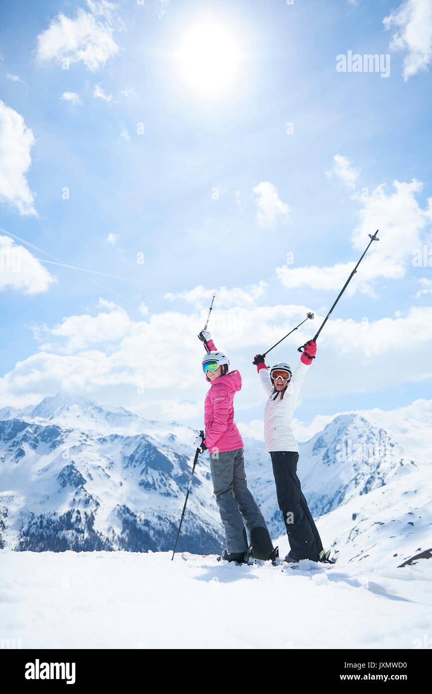 Mère et fille sur des vacances de ski, Hintertux, Tyrol, Autriche Banque D'Images