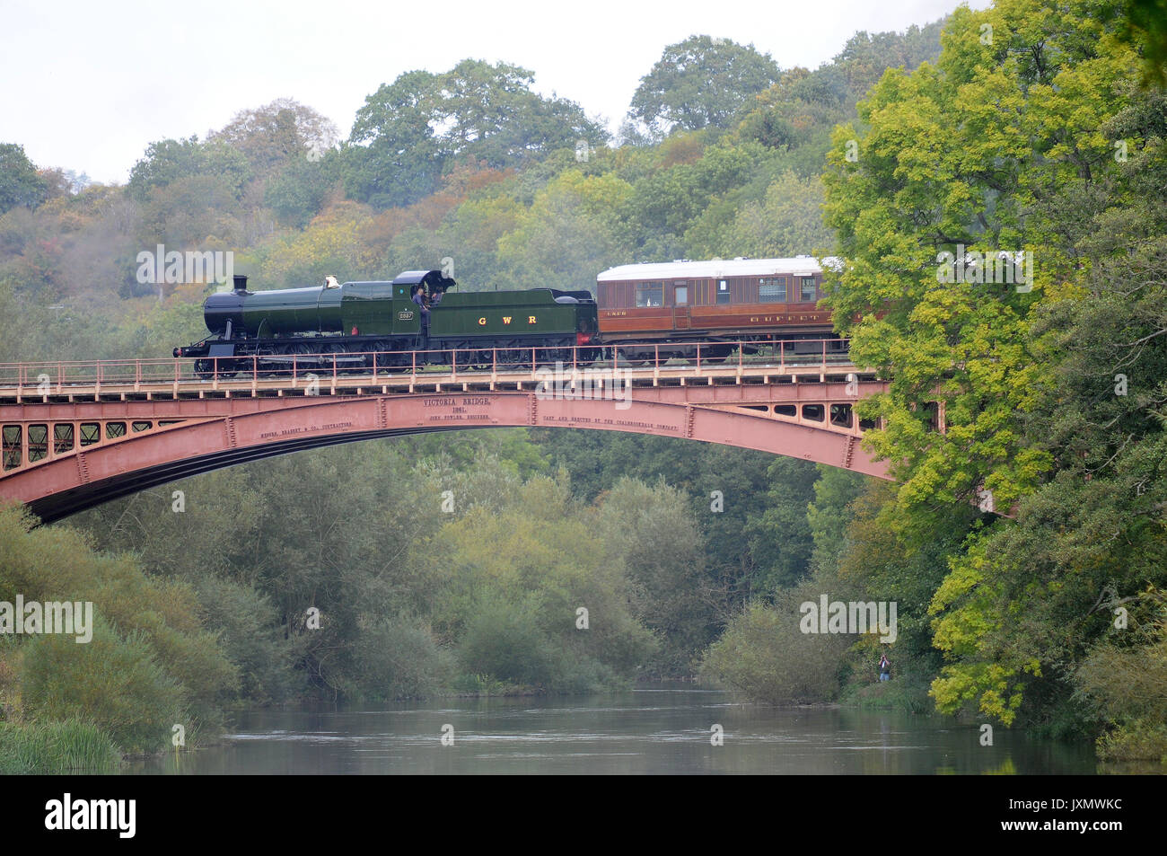 2857 traverse le pont Victoria à l'arrière d'un service de navette Arley - Bewdley. Severn Valley Railway. Banque D'Images