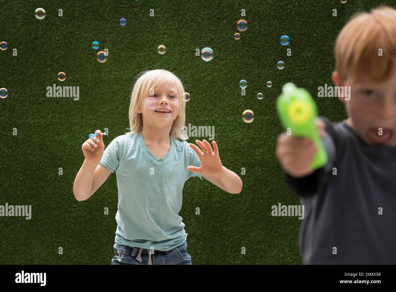 Les garçons à l'aide de Bubble maker Banque D'Images