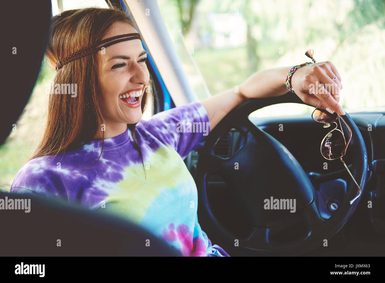 Jeune femme boho rire devant le siège d'activités récréatives van Banque D'Images