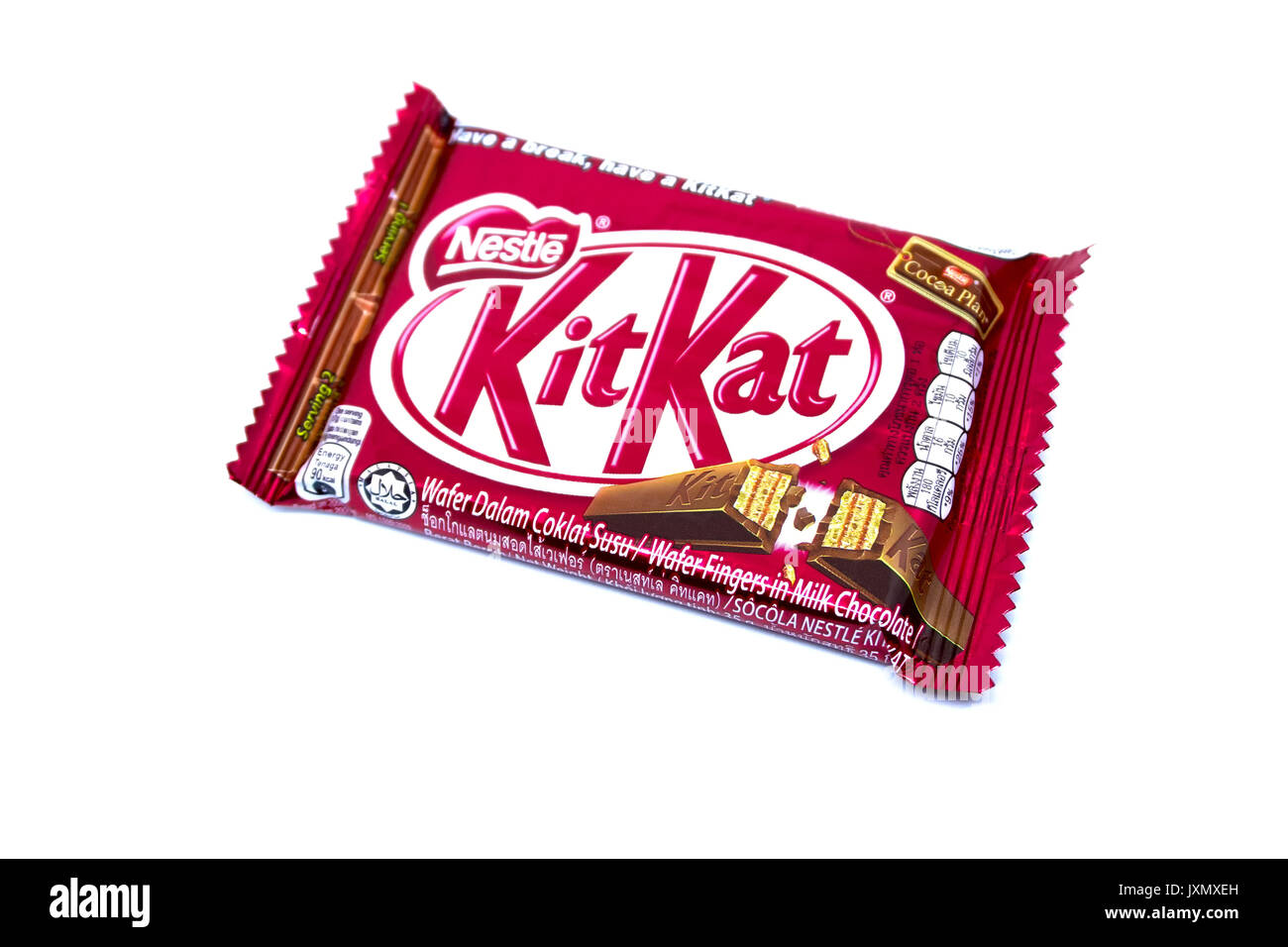 Kota Kinabalu, Malaisie - 16 août 2017 : le lait au chocolat Kit Kat Wafer isolé sur fond blanc. Barres Kit Kat sont produits par Nestlé. Kit de marque K Banque D'Images