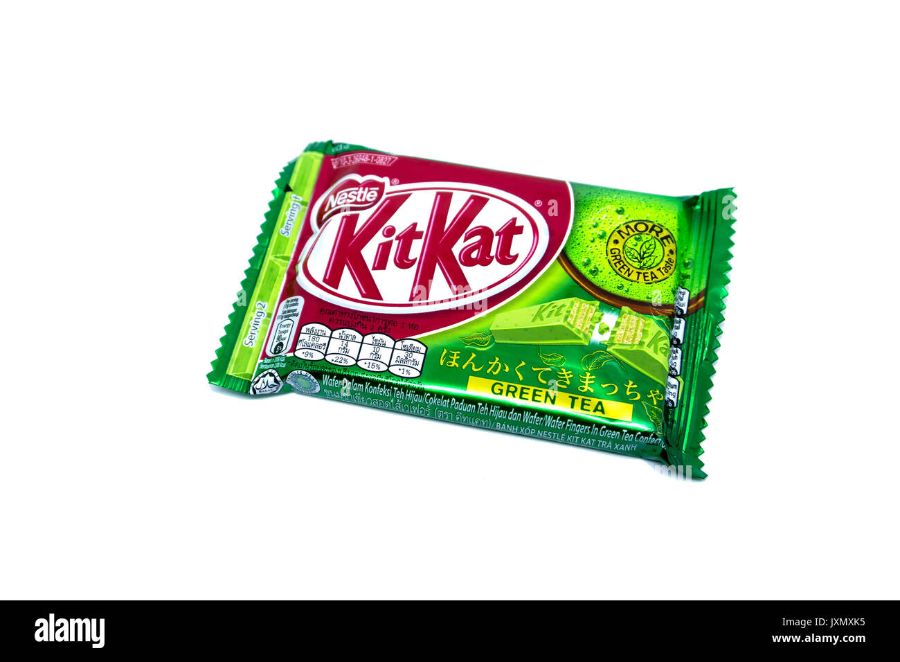 Kota Kinabalu, Malaisie - 16 août 2017 : Kit Kat à saveur de thé vert isolé sur fond blanc. Barres Kit Kat sont produits par Nestlé. Kit Kat de marque Banque D'Images
