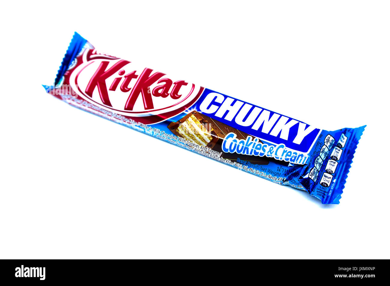 Kota Kinabalu, Malaisie - 16 août 2017 : Kit Kat Chunky Cookies et crème parfumée isolé sur fond blanc. Barres Kit Kat sont produits par Nestlé Banque D'Images