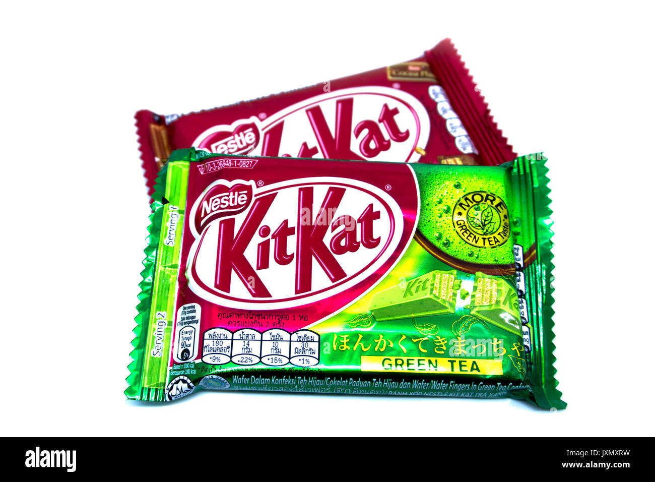 Kota Kinabalu, Malaisie - 16 août 2017 : Kit Kat Wafer de lait au chocolat et du thé vert parfumé isolé sur fond blanc. Barres Kit Kat sont produire Banque D'Images