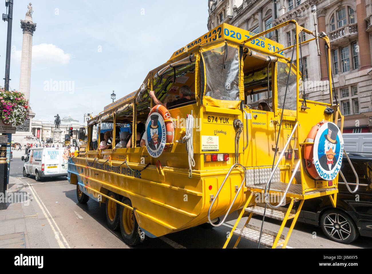 Les touristes sur le bus amphibie duck tours à Whitehall, Londres, Angleterre. Banque D'Images