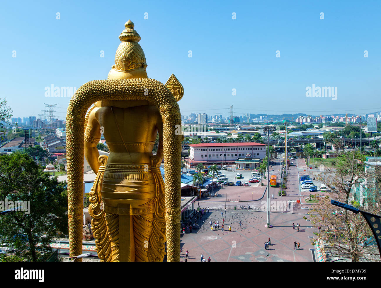 Kuala Lumpur, Malaisie - 16 Février, 2017:vue de la ville environs depuis le haut de l'escalier les grottes de Batu. En premier plan, le plus haut du monde statue de M Banque D'Images