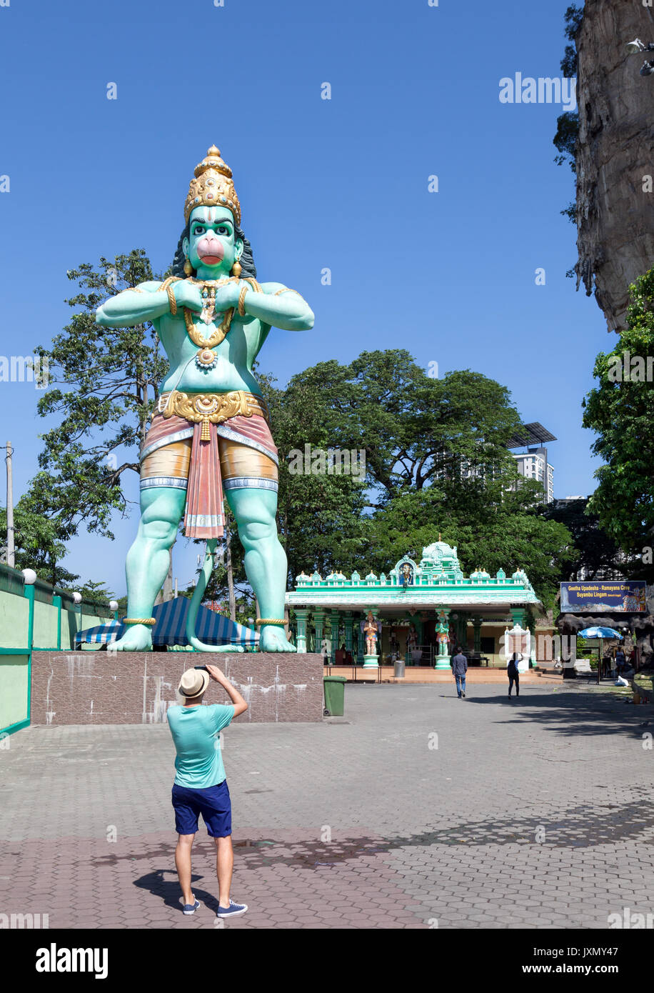 Kuala Lumpur, Malaisie - 16 Février 2016 : Prendre une photo d'une immense statue de seigneur Hanuman, un dieu hindou, au complexe de grottes de Batu Banque D'Images