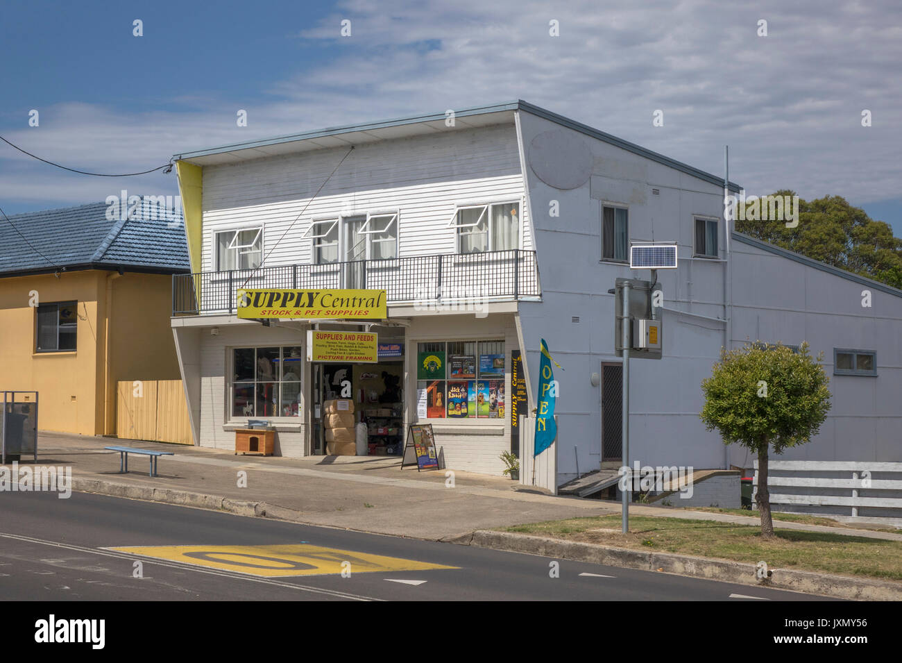 Centrale d'approvisionnement d'un stock et magasin de vente de fournitures pour animaux de compagnie et approvisionnement en alimentation Eden New South Wales Australie Banque D'Images