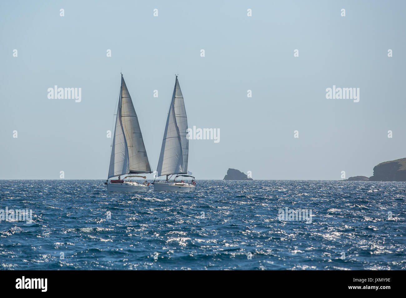 Bateau à voile yachts avec voiles blanches dans la mer. Bateaux de luxe. Banque D'Images