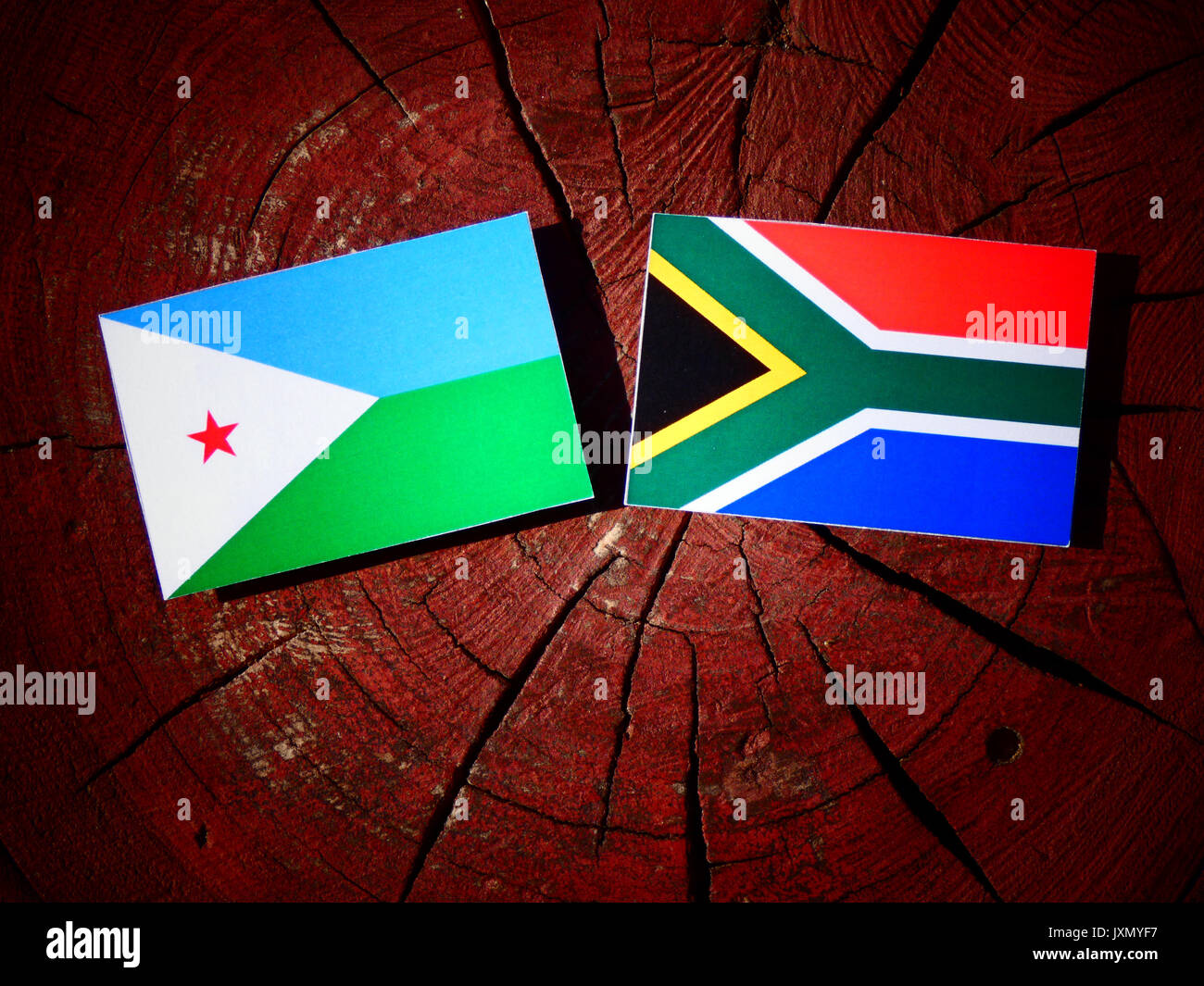 Djibouti drapeau avec drapeau sud-africain sur une souche isolée Banque D'Images