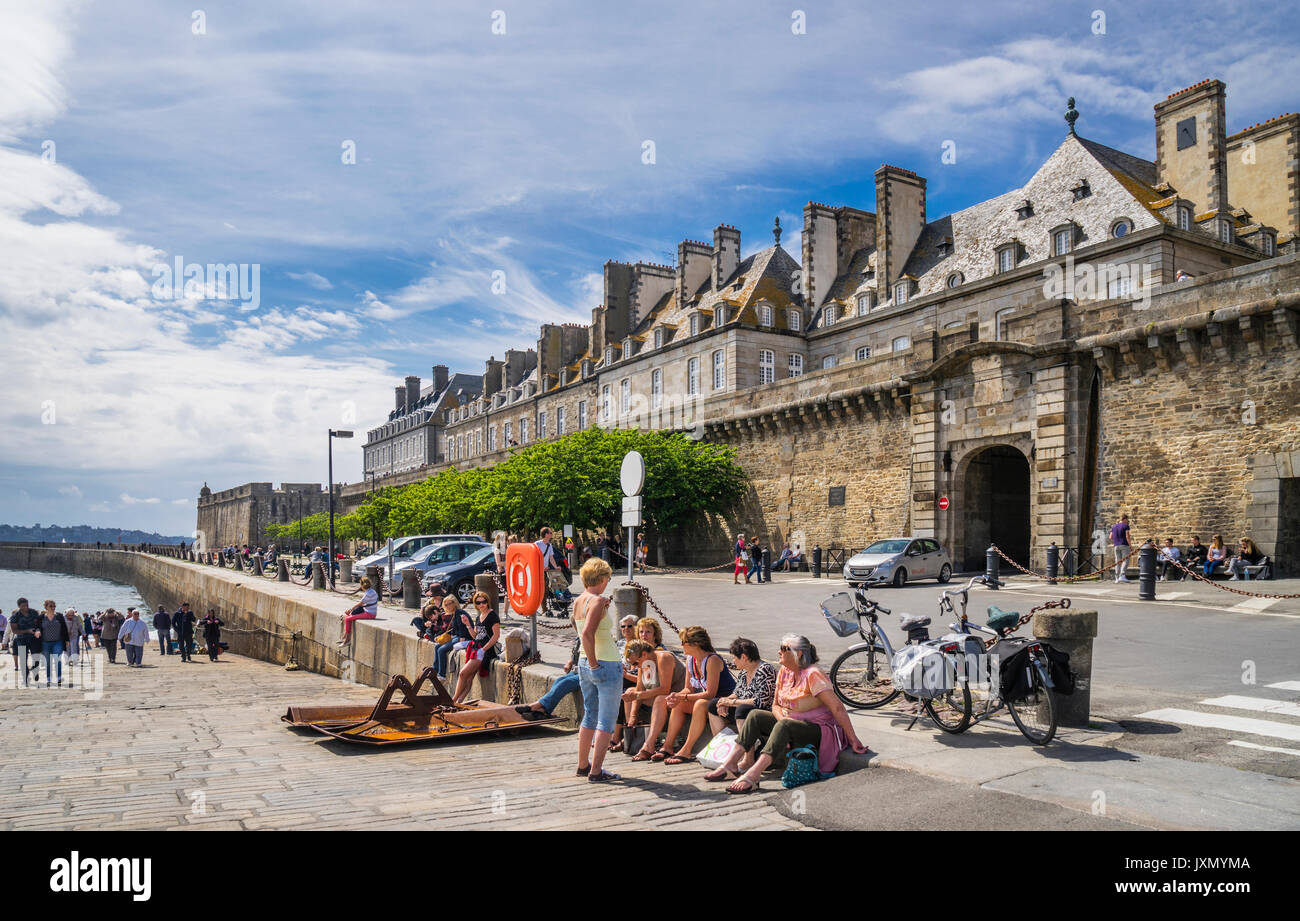 France, Bretagne, Saint-Malo, vue de la ville fortifiée de l'Esplanade Robert Surcouf waterfront Banque D'Images