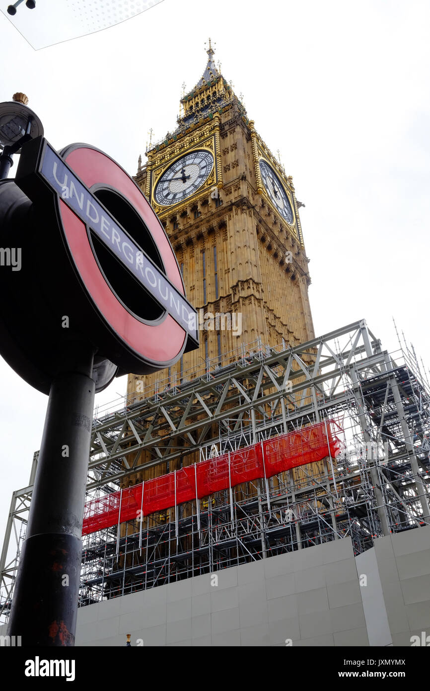 La tour de l'horloge de Big Ben, à Londres et à l'échafaudage c'est le début d'un £29M une remise à neuf qui fera taire la grosse cloche Banque D'Images