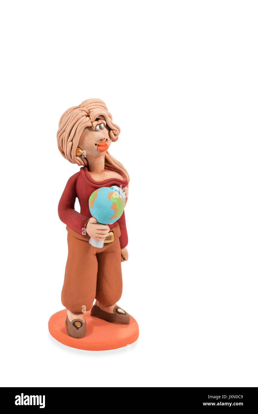 Statuette en argile de professeur de géographie avec globe dans la main isolé sur fond blanc Banque D'Images
