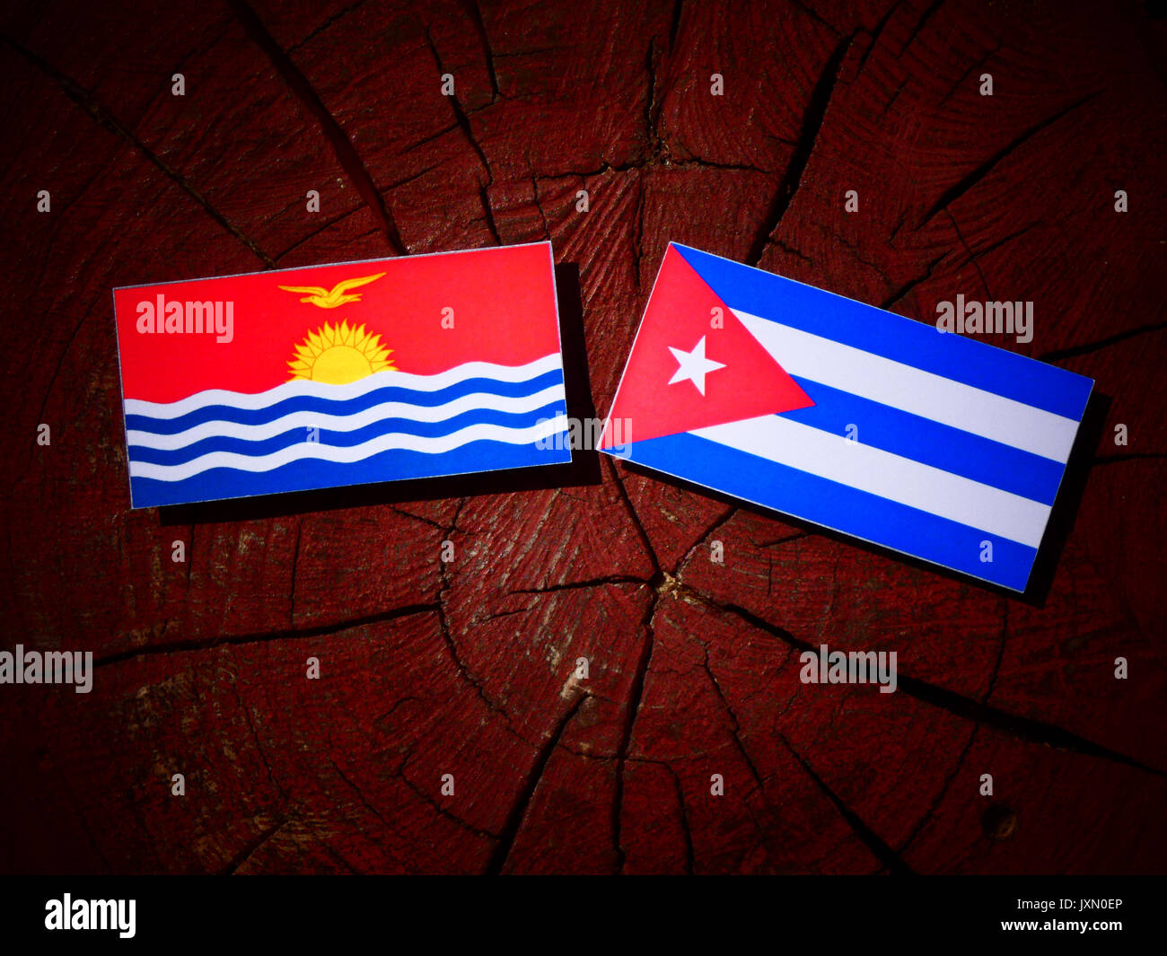 Drapeau Kiribati avec drapeau cubain sur une souche isolée Banque D'Images