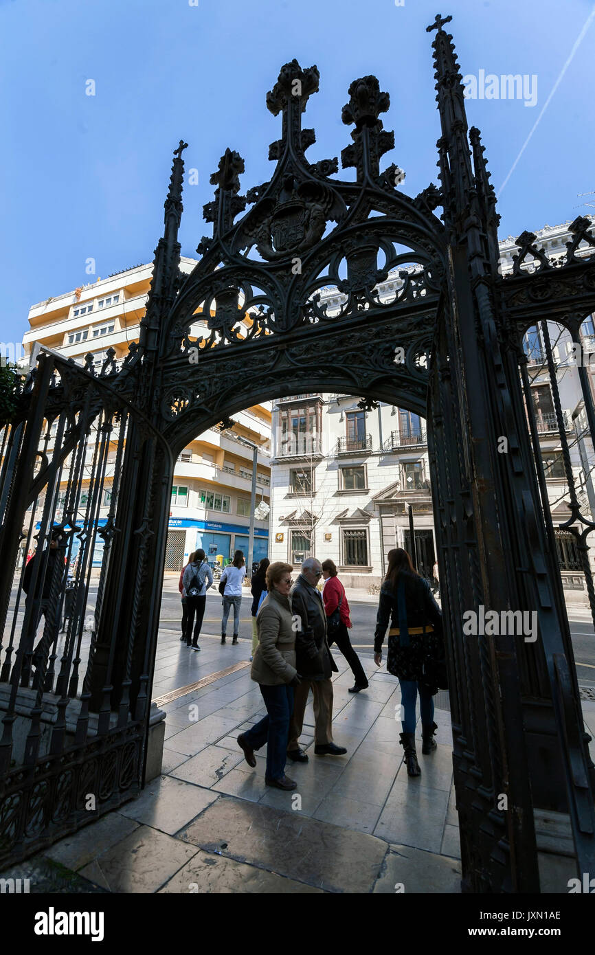 Granada, Espagne - 16 février 2013 : de l'accès à coutre gothique de la chapelle royale dans la rue oficios, Grenade, Andalousie, espagne Banque D'Images