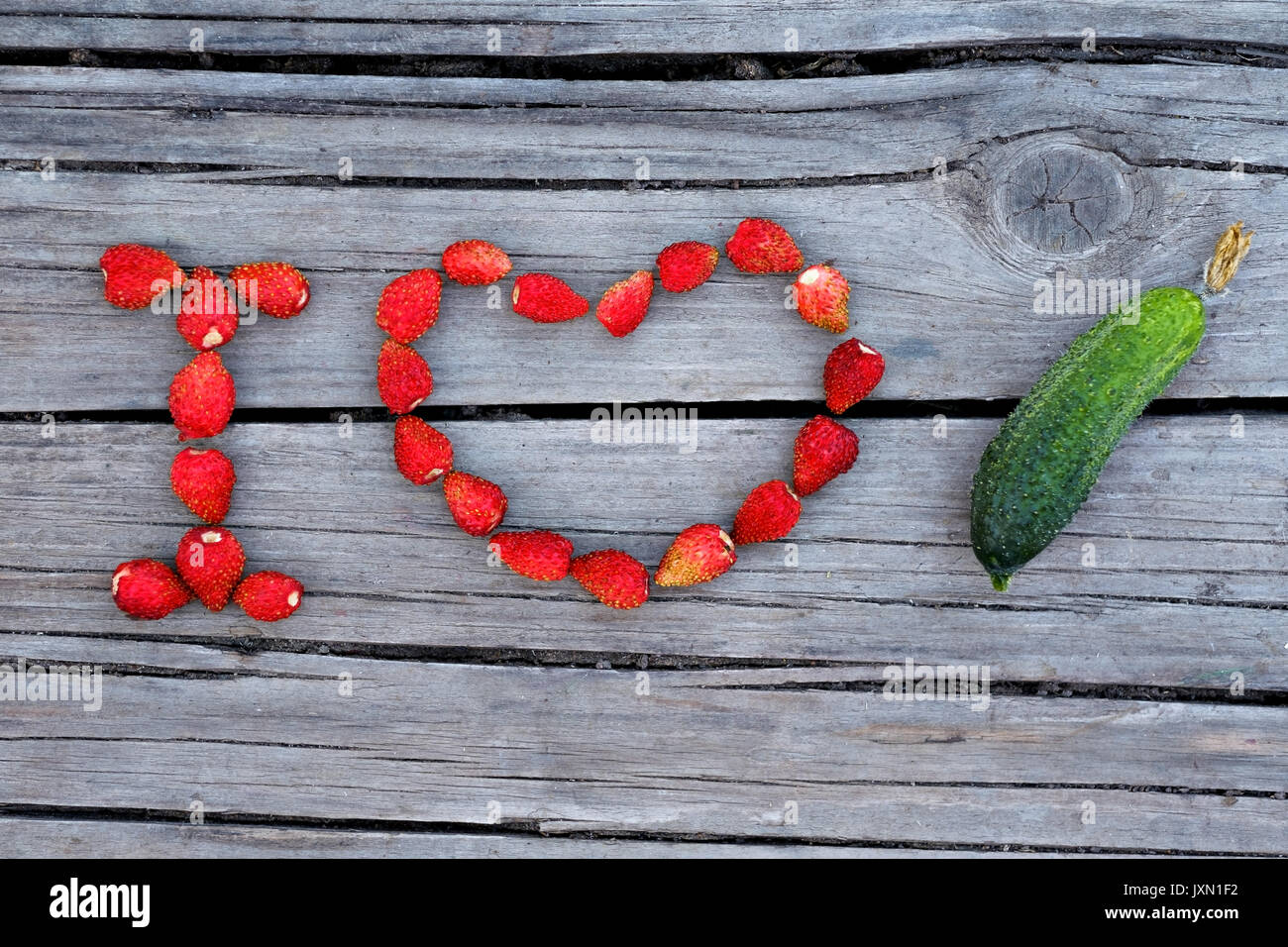 J'aime le concombre texte fabriqué à partir de la fraise rouge Banque D'Images