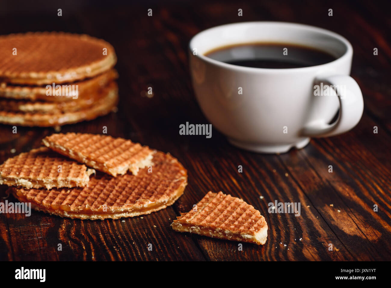 Gaufres néerlandaise avec blanc tasse de café et Waffle pile sur toile. Banque D'Images