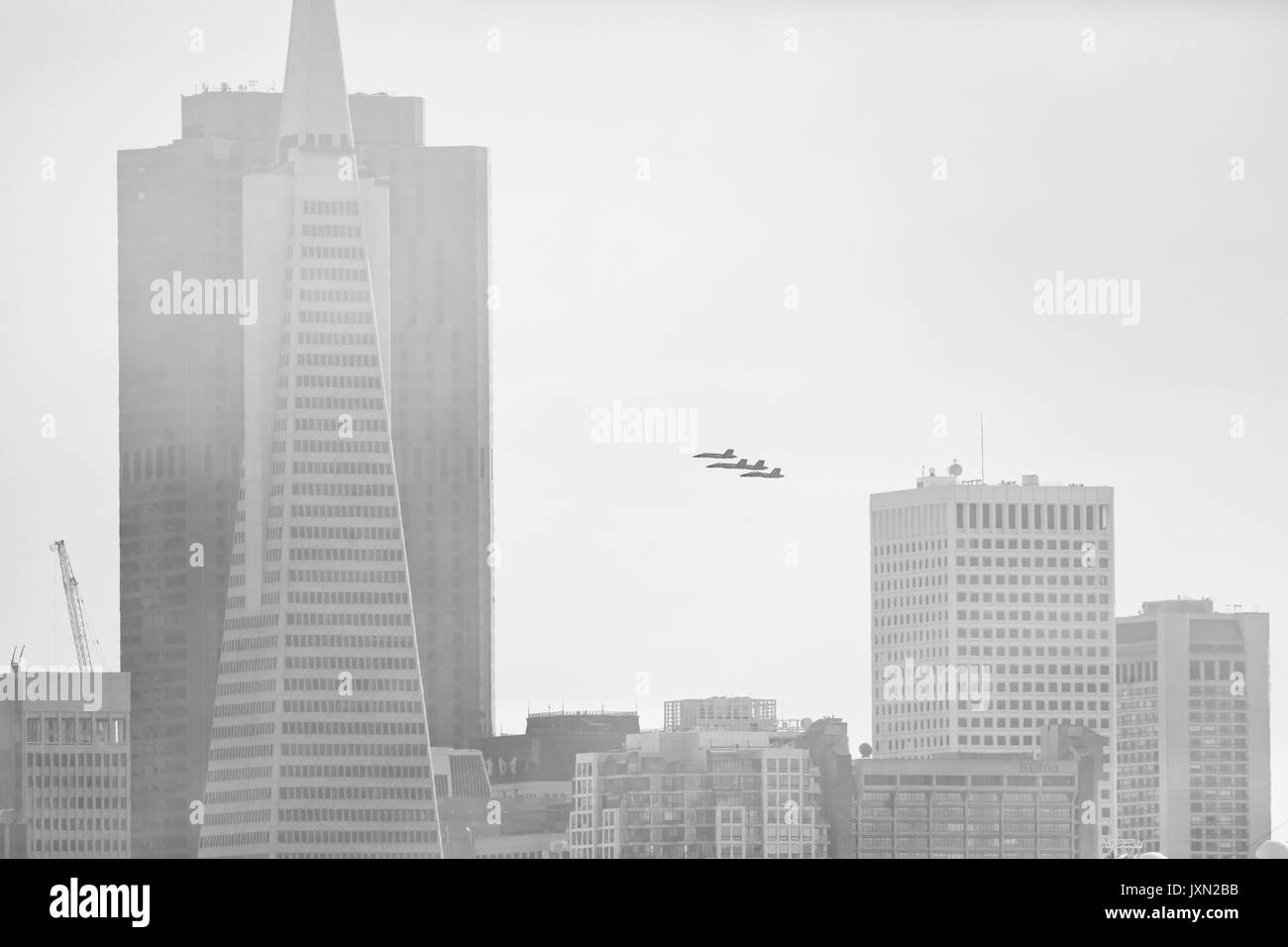 Trois avions de chasse volent en formation au-dessus de la ville de San Francisco, probablement dans le cadre d'un spectacle aérien ou d'une démonstration militaire. Banque D'Images