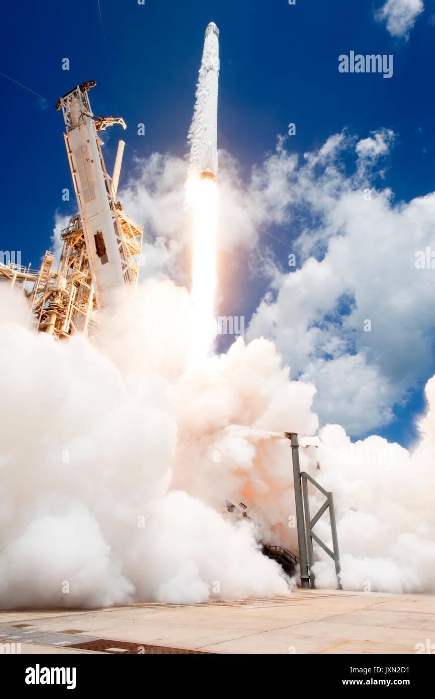 Le SpaceX Falcon 9 fusée avec le dragon spacecraft décolle à bord du complexe de lancement 39A au Centre spatial Kennedy le 14 août 2017 à Cape Canaveral, en Floride. Dragon est sur la 12e mission de ravitaillement à l'aide de la fusée Falcon et exploite 6 400 livres de science research, de l'équipage et des fournitures du matériel à la Station spatiale internationale. Banque D'Images