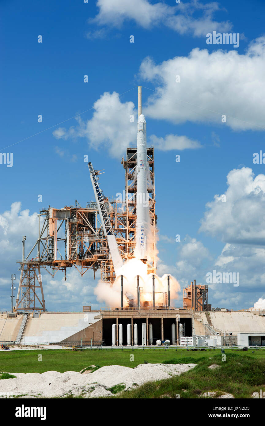 Le SpaceX Falcon 9 fusée avec le dragon spacecraft décolle à bord du complexe de lancement 39A au Centre spatial Kennedy le 14 août 2017 à Cape Canaveral, en Floride. Dragon est sur la 12e mission de ravitaillement à l'aide de la fusée Falcon et exploite 6 400 livres de science research, de l'équipage et des fournitures du matériel à la Station spatiale internationale. Banque D'Images