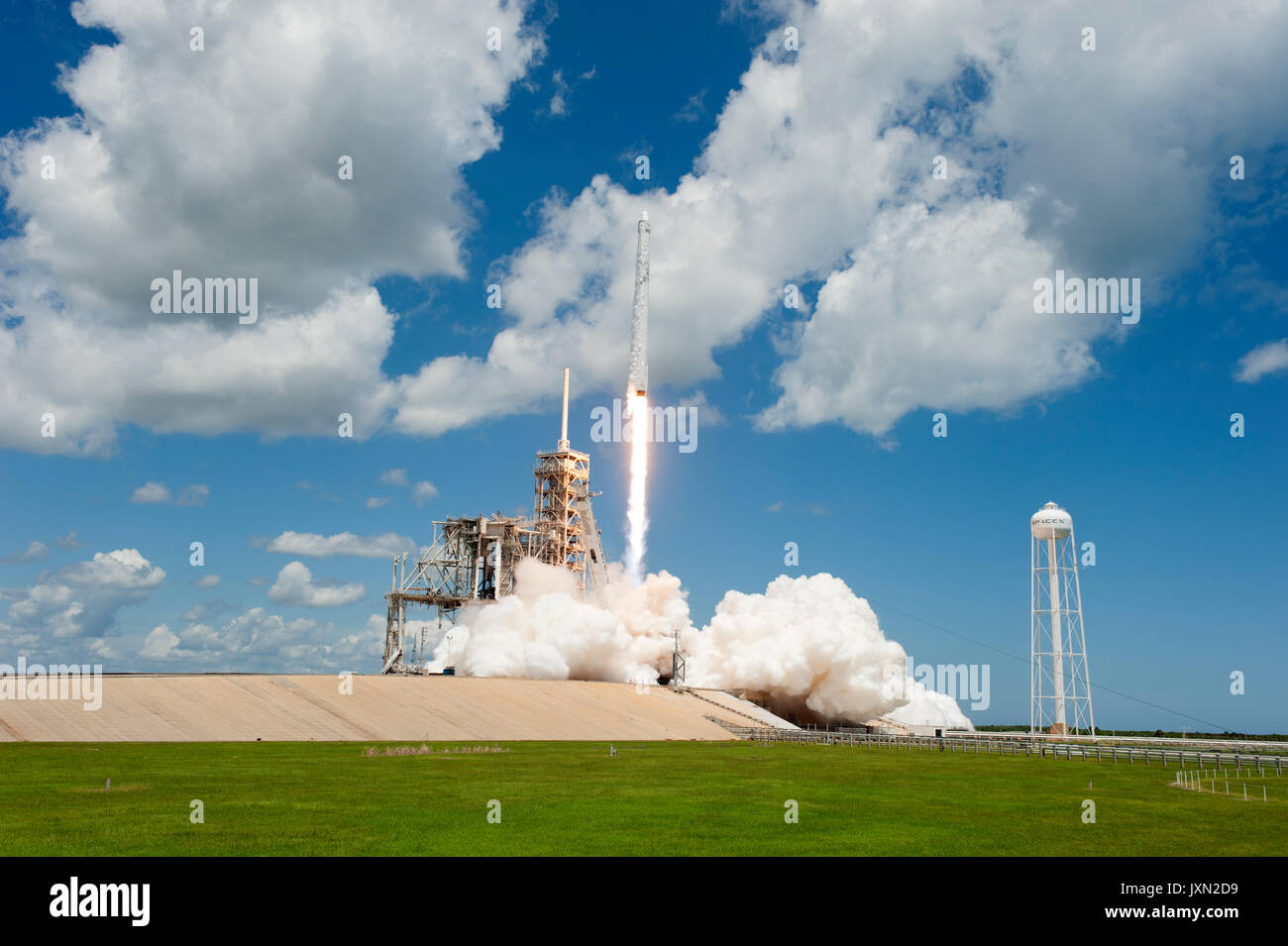 Le SpaceX Falcon 9 fusée avec le dragon spacecraft décolle à bord du complexe de lancement 39A au Centre spatial Kennedy le 14 août 2017 à Cape Canaveral, en Floride. Dragon est sur la 12e mission de ravitaillement à l'aide de la fusée Falcon et exploite 6 400 livres de science research, de l'équipage et des fournitures du matériel à la Station spatiale internationale. Banque D'Images