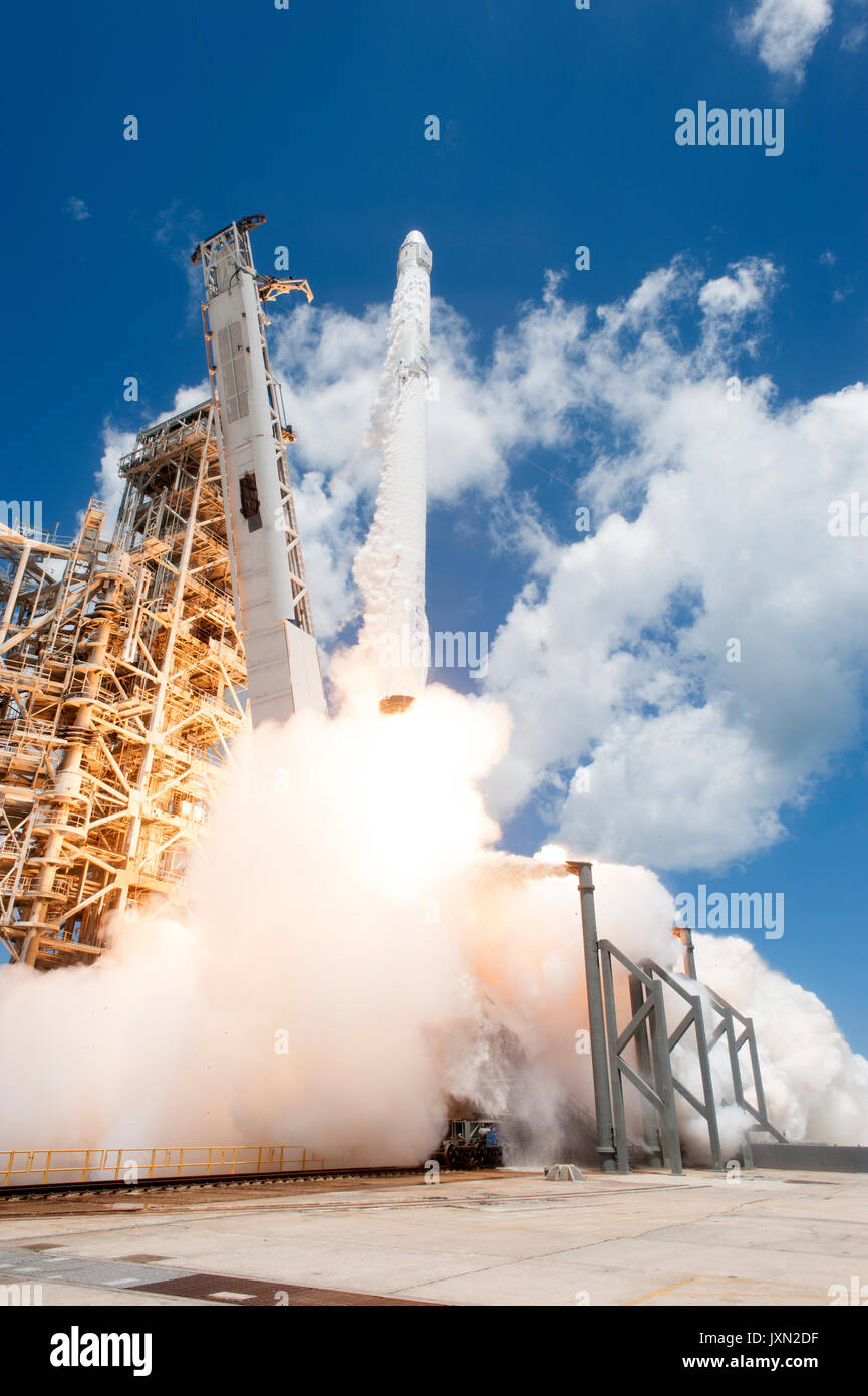 Le SpaceX Falcon 9 fusée avec le dragon spacecraft décolle à bord du complexe de lancement 39A au Centre spatial Kennedy le 14 août 2017 à Cape Canaveral, en Floride. Dragon est sur la 12e mission de ravitaillement à l'aide de la fusée Falcon et exploite 6 400 livres de science research, de l'équipage et des fournitures du matériel à la Station spatiale internationale. Banque D'Images