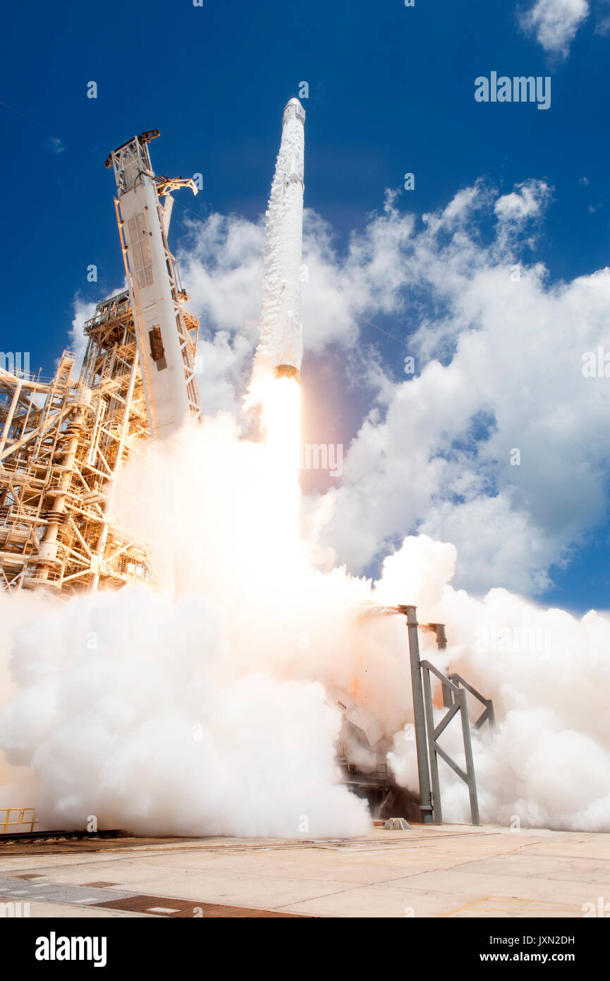 Le SpaceX Falcon 9 fusée avec le dragon spacecraft décolle à bord du complexe de lancement 39A au Centre spatial Kennedy le 14 août 2017 à Cape Canaveral, en Floride. Dragon est sur la 12e mission de ravitaillement à l'aide de la fusée Falcon et exploite 6 400 livres de science research, de l'équipage et des fournitures du matériel à la Station spatiale internationale. Banque D'Images