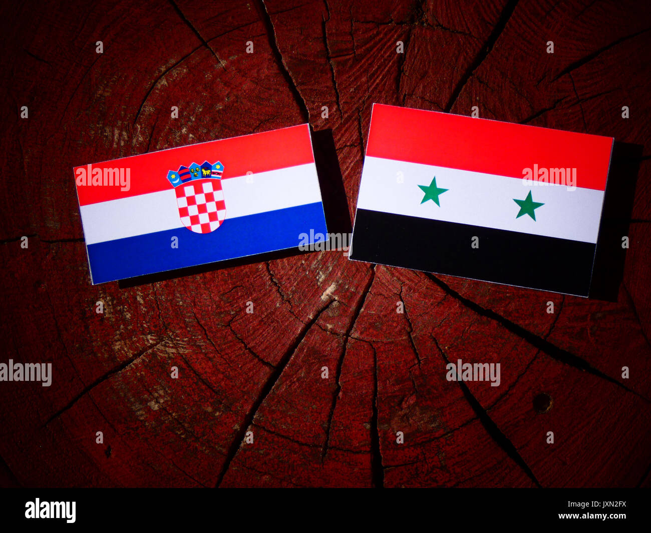 Drapeau croate avec drapeau syrien sur une souche isolée Banque D'Images