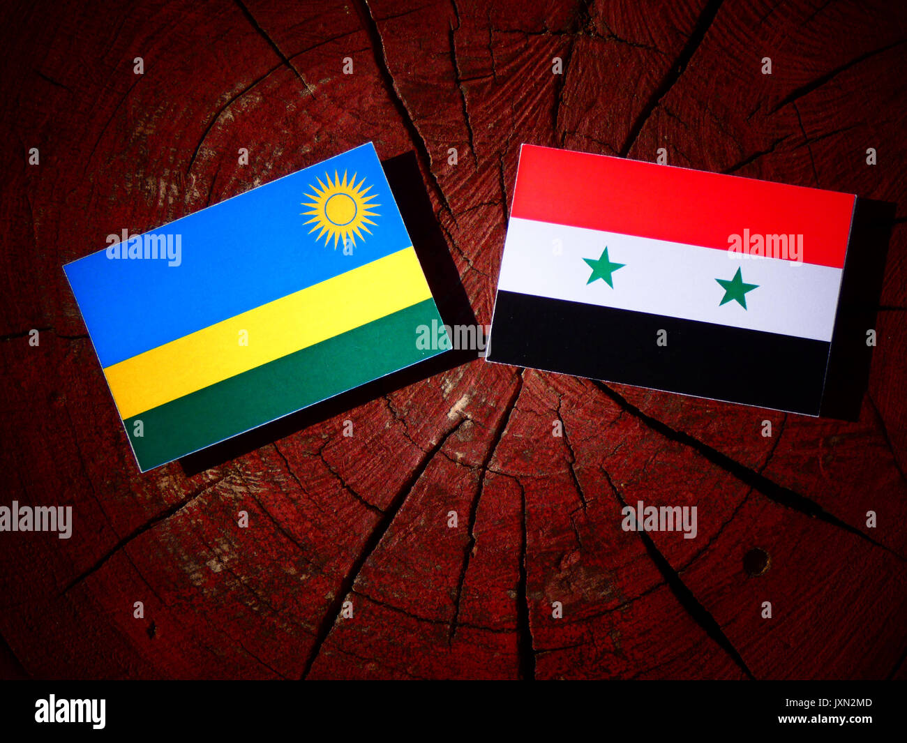 Le Rwanda drapeau avec drapeau syrien sur une souche isolée Banque D'Images