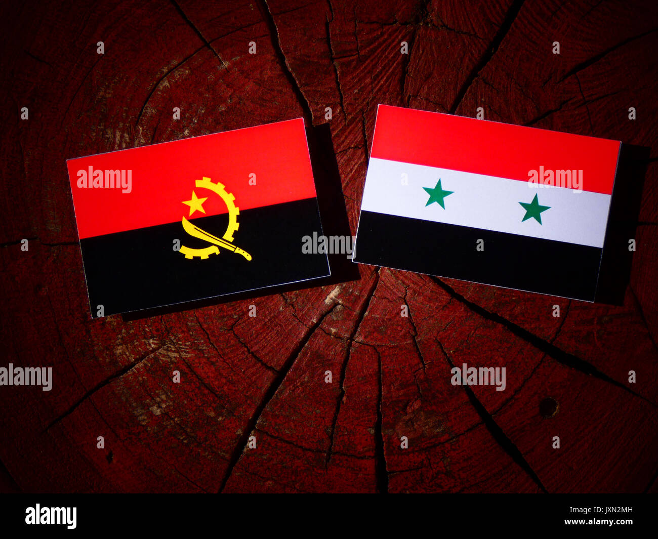 Drapeau de l'Angola avec drapeau syrien sur une souche isolée Banque D'Images