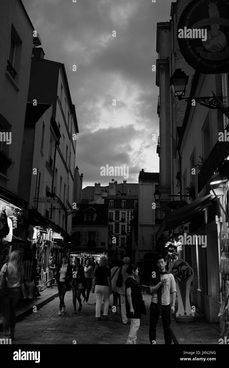 Les rues étroites au sommet de Montmartre à Paris la nuit Banque D'Images