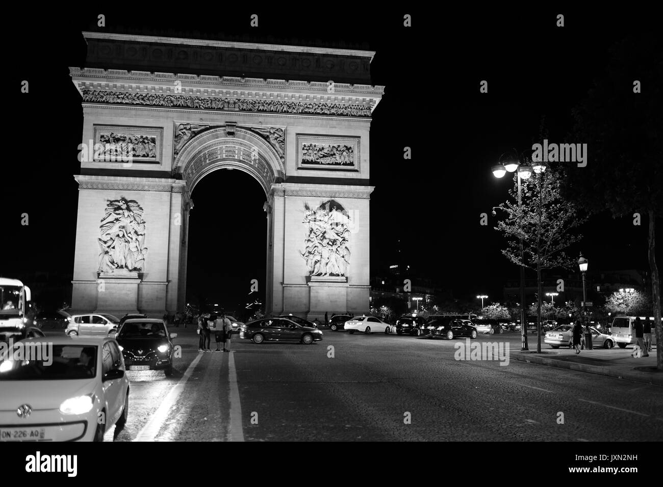 Un cliché pris dans la nuit de l'Arc de Triomphe de l'Étoile, l'un des plus célèbres monuments de Paris, à la fin de l'avenue des Champs-Élysées Banque D'Images