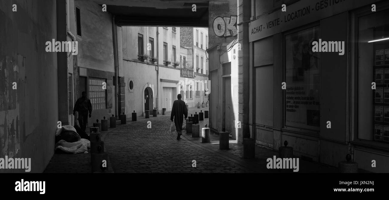 Une scène de rue à Paris tourné en noir et blanc Banque D'Images