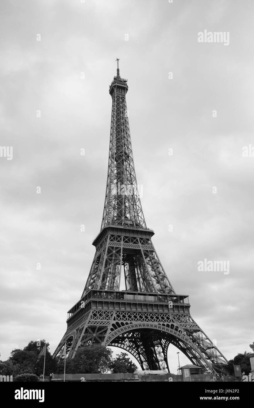 La Tour Eiffel à Paris comme on le voit depuis la Seine lors d'une excursion en bateau photographiée en noir et blanc Banque D'Images