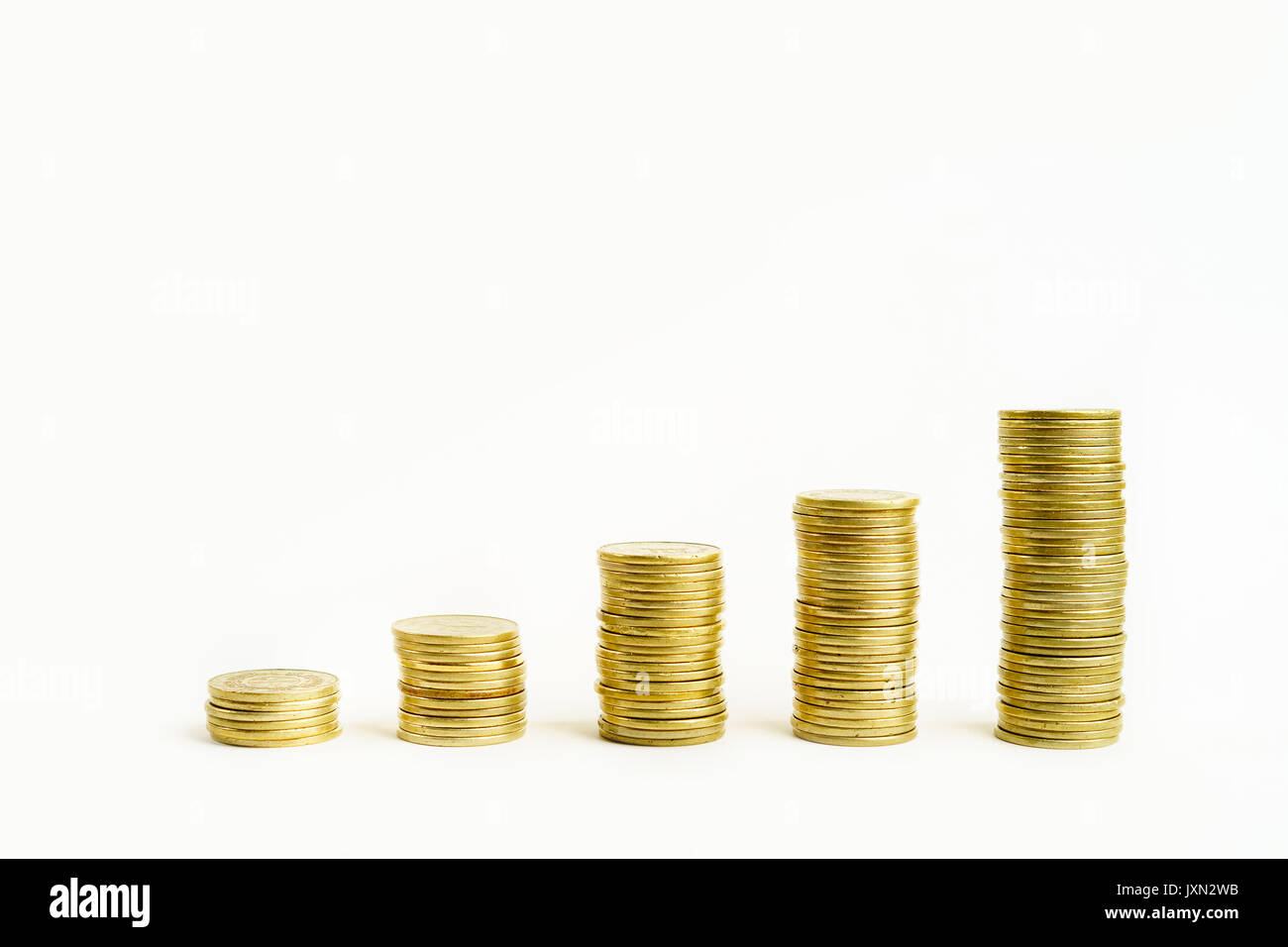 Coin piles avec fond isolé blanc Banque D'Images