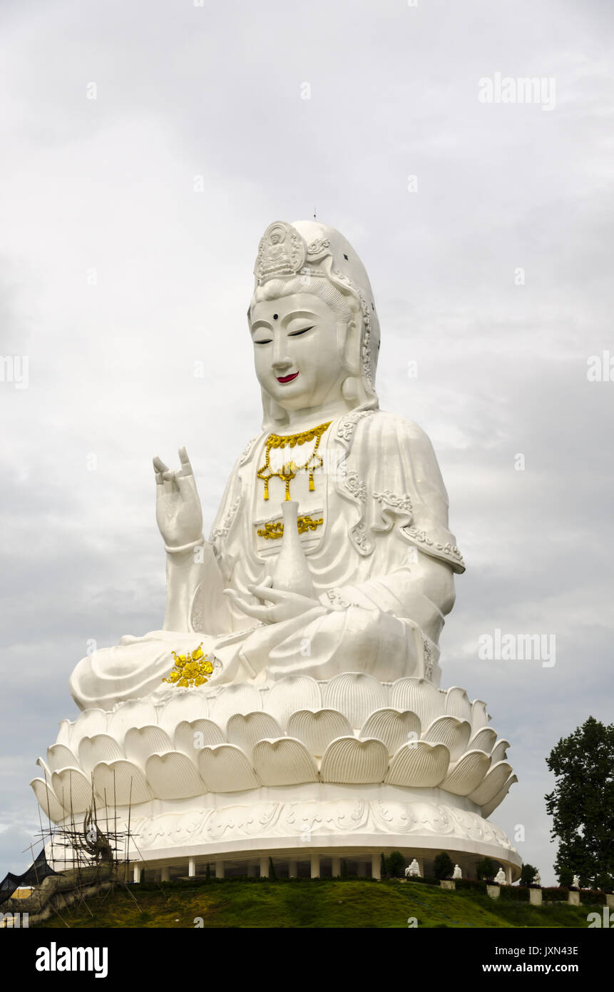 Wat Huai Pla Kung Temple Niveau 9, gigantesque statue de Bouddha de style chinois Chiang Rai, Thaïlande Banque D'Images